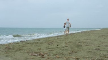 Kıdemli sahil boyunca çift zevk yürüyüş ile evlendi. Emekli insanlar seyahat