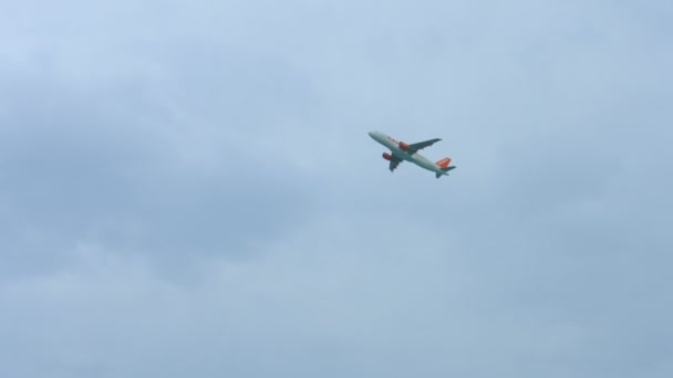 Passenger plane flying in gray sky. Aircraft departs from airport. Travel abroad — Stock Video