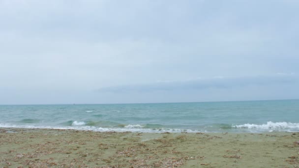 해변에서 튀는 거품 파도 함께 끝 없는 바다. 리조트에서 여름 휴가 — 비디오
