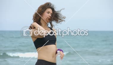 Güzel esmer etrafında döner, biraz taze su plastik şişe alır