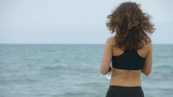 Bella signorina che inghiotte acqua dolce dalla bottiglia di plastica, nutrizione sana — Video Stock