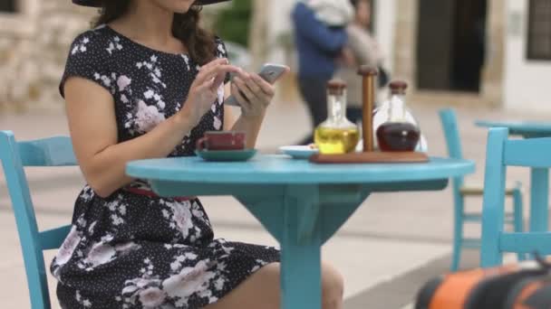 Chaud jeune femme lecture newsfeed sur smartphone, vérifier réseau social dans café — Video