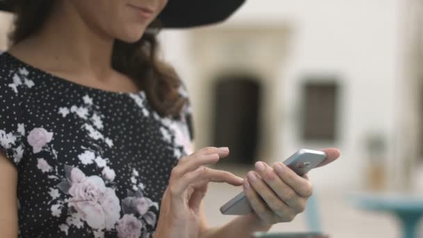 Detail elegantní mladá žena s pěkné nehty, psaní zpráv na smartphone — Stock video