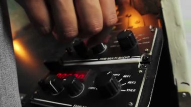 El kontrol paneli üzerinde uçuş sırasında dönüm, radyo frekansı seçme pilot