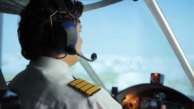 Uçak mürettebatı komutan mavi gökyüzü, yolcu taşımacılığı düzlemde gezinme