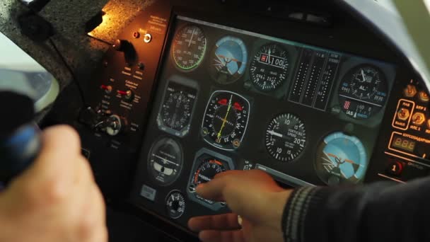 Hand van leraar weergegeven: student cockpit paneel binnen vluchtsimulator, luchtvaart — Stockvideo