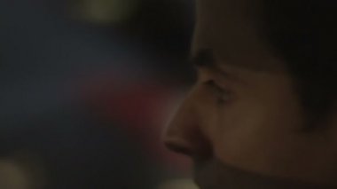 Closeup gece araba sürüş yorgun bir adam. Tehlikeli manyak kurban aradığını