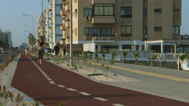 Mujer fuerte corriendo por la noche, haciendo ejercicios deportivos para el cuerpo sano — Vídeo de stock