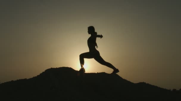 Donna con corpo flessibile che pratica posizioni yoga, facendo esercizi in montagna — Video Stock