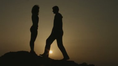 Çift şefkatle romantik tarihte açık havada öpüşme. Erkek ve kadın aşk sarılma içinde