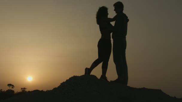 Joven y mujer enamorados abrazándose apasionadamente, besándose. Sentimientos románticos — Vídeo de stock
