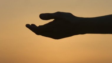 Evli çift elele. Romantik ilişki. Gösterilen arkadaşlar destek