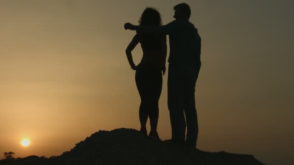 Homme embrassant femme à un rendez-vous romantique. Couple regardant coucher de soleil incroyable ensemble — Video