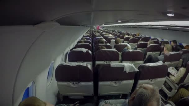 Pasajeros de clase turista sentados dentro de la cabina. Servicios de transporte aéreo — Vídeos de Stock