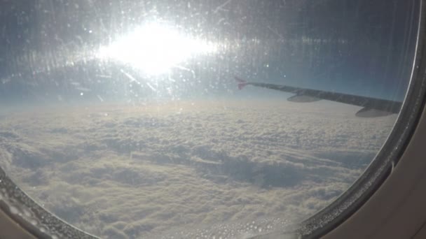 Avión de pasajeros volando por encima de las nubes antes del accidente. Servicios de transporte aéreo — Vídeo de stock