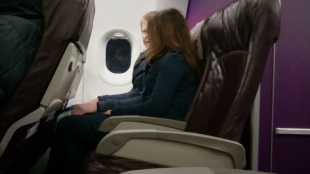 Passagers masculins et féminins se familiarisant, parlant pendant le vol en avion — Video