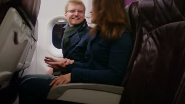 Jóvenes felices riendo, divirtiéndose durante el vuelo. Hombre y mujer coqueteando — Vídeos de Stock