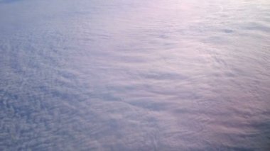 Güzel bulutların altında uçak hava atış. Kasırga açık uzaydan görünümü