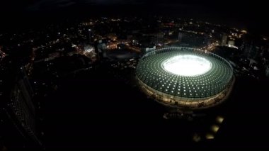 Kiev, Ukrayna - Yaklaşık Haziran 2016: Olimpiyskiy stadyumunun havadan görünümü. Yeşil futbol sahası maça hazır ışıklı stadyum kuş bakışı