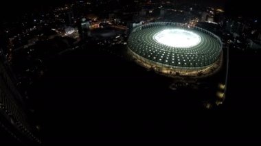 Kiev, Ukrayna - Yaklaşık Haziran 2016: Olimpiyskiy stadyumunun havadan görünümü. Gece megalopolis kalbinde ışıklar ile parlayan büyük spor arenası, havadan çekim