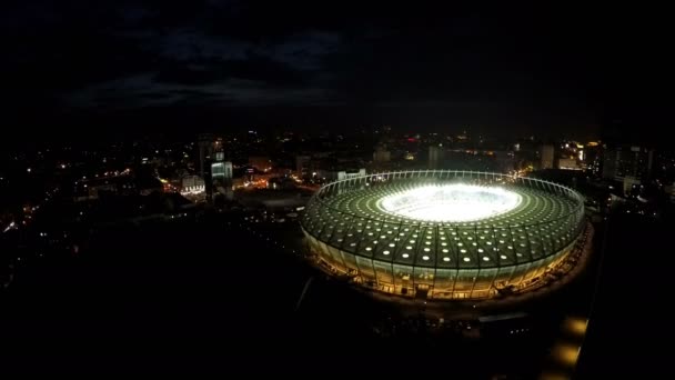 Kiev, Ukrayna - Yaklaşık Haziran 2016: Olimpiyskiy stadyumunun havadan görünümü. Işıklı modern stadyum, gece megalopolis, havadan görünümü nde pırıl pırıl ışıklar — Stok video