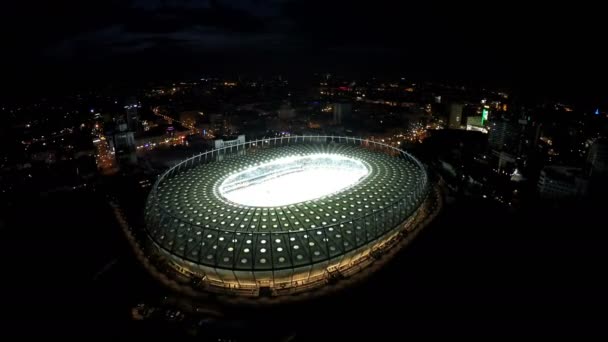 KYIV, UKRAINE - CIRCA JUNE 2016: Vista aérea do estádio Olimpiyskiy. Vista aérea incrível da arena esportiva pronta para o campeonato, paisagem urbana noturna — Vídeo de Stock