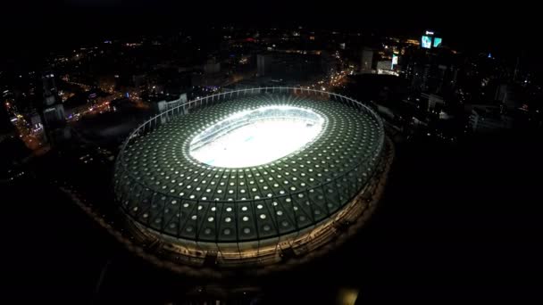 KYIV, UKRAINE - CIRCA JUNE 2016: Vista aérea do estádio Olimpiyskiy. Arquitetura moderna marco, construção de estádio majestoso iluminado à noite — Vídeo de Stock
