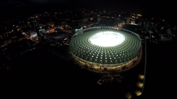 KYIV, UCRAINA - CIRCA GIUGNO 2016: Veduta aerea dello stadio Olimpiyskiy. Città di notte scintillante di luci, vista aerea dell'arena per le competizioni sportive — Video Stock