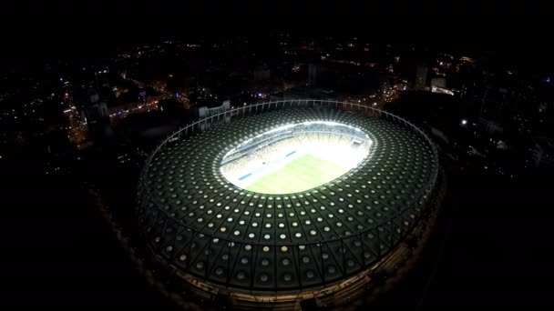 Kiev, Ukraina-circa juni 2016: Flygvy över Olimpiyskiy Stadium. Fotbollsplan på modern Sports Arena, fantastisk luftutsikt, natt Megalopolis — Stockvideo