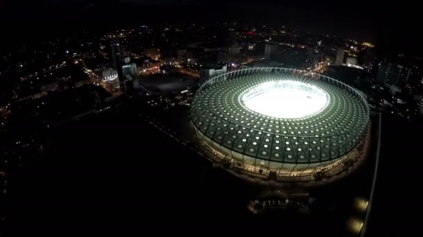 Kijów, Ukraina - około czerwca 2016: Widok na stadion Olimpiyskiy. Grając na mecz piłki nożnej, boisko, widok na stadion w nocy w piłce nożnej — Wideo stockowe