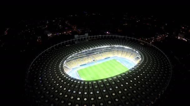 KYIV, UCRAINA - CIRCA GIUGNO 2016: Veduta aerea dello stadio Olimpiyskiy. Partita di calcio in campo allo stadio illuminato, moderno palazzetto dello sport, tiro aereo — Video Stock