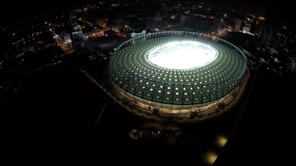 KYIV, UCRAINA - CIRCA GIUGNO 2016: Veduta aerea dello stadio Olimpiyskiy. Moderno stadio ospita campionato di calcio, vista aerea, macchina fotografica allontanarsi — Video Stock