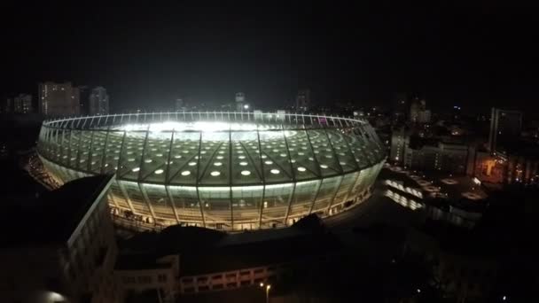 KYIV, UKRAINE - CIRCA JUNE 2016: Vista aérea do estádio Olimpiyskiy. Arquitetura incrível de arena esportiva moderna iluminada à noite, tiro aéreo — Vídeo de Stock