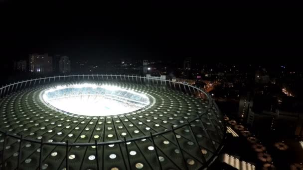 Kijów, Ukraina-Circa czerwiec 2016: widok z lotu ptaka na stadionie Olimpiyskiy. Widok z lotu ptaka na nowoczesną budowę stadionu podczas imprezy sportowej, Nocny pejzaż — Wideo stockowe