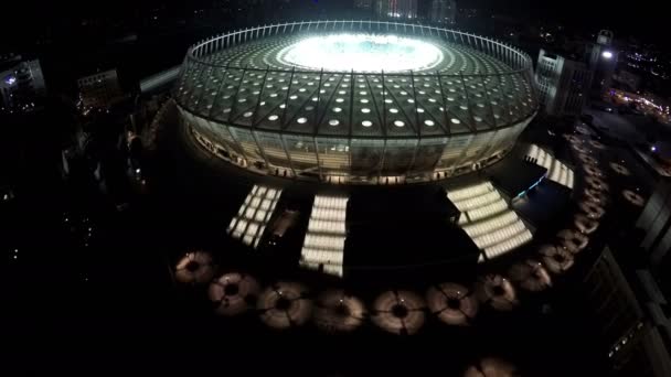 KYIV, UKRAINE - CIRCA JUNE 2016: Vista aérea do estádio Olimpiyskiy. Bela vista sobre enorme estádio no centro da cidade, equipes jogando jogo de futebol — Vídeo de Stock