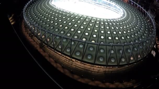 Kiev, Oekraïne - Circa juni 2016: Luchtfoto van Olimpiyskiy stadion. Verbazingwekkende architectuur van grote mooie stadion in Europese stad, soccer Spel — Stockvideo