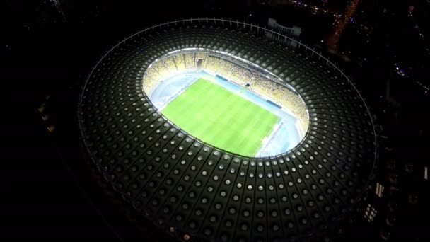 KYIV, UCRANIA - CIRCA JUNIO 2016: Vista aérea del estadio Olimpiyskiy. Jugadores jugando al fútbol en el estadio enorme en la noche, juego de fútbol, vista aérea — Vídeos de Stock