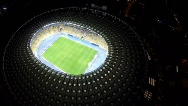 Kyjev, Ukrajina - cca červen 2016: Letecký pohled Olimpijskyj stadionu. Pohled z ptačí perspektivy na fotbalový stadion s hráči, vzrušující fotbal — Stock video