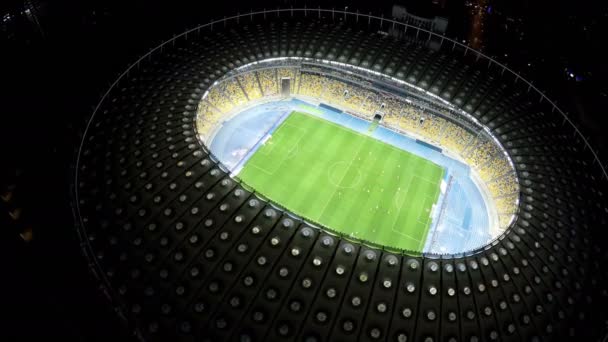 Kiev, Oekraïne - Circa juni 2016: Luchtfoto van Olimpiyskiy stadion. Professionele spelers lopen bij voetbalveld, sport nacht tijd wedstrijd, spel — Stockvideo