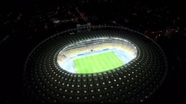 Kiev, Ukrayna - Haziran 2016 yaklaşık: Havadan görünümü Olimpiyskiy Stadyumu. Cityscape, maç akşam inanılmaz büyük yeşil stadyum üzerinde eğitim futbolcular