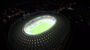 Kiev, Ukrayna - Haziran 2016 yaklaşık: Havadan görünümü Olimpiyskiy Stadyumu. Görüntülemek yukarıdan şaşırtıcı ışıklı Futbol Stadyumu üzerinde gece zaman, şehir
