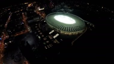 Kiev, Ukrayna - Yaklaşık Haziran 2016: Olimpiyskiy stadyumunun havadan görünümü. Gece şehir, maç sırasında ışıklı futbol stadyumu üzerinde havadan görünümü, spor