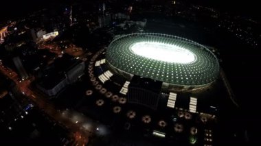 Kiev, Ukrayna - Yaklaşık Haziran 2016: Olimpiyskiy stadyumunun havadan görünümü. Oval şekilli ışıklı futbol stadyumu, güzel gece şehir havadan görünümü