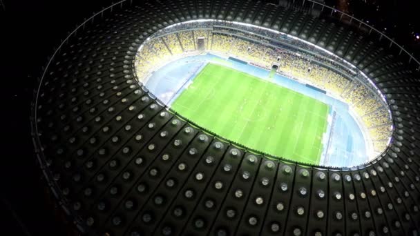 Kyiv, Ukraine - ca. Juni 2016: Luftaufnahme des olimpiyskiy Stadions. großes Fußballstadion mit kreativem Design, nächtliches Stadtbild, Blick von oben — Stockvideo