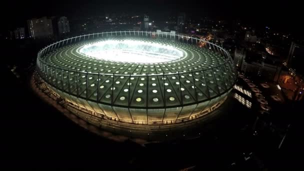 Kijów, Ukraina-Circa czerwiec 2016: widok z lotu ptaka na stadionie Olimpiyskiy. Ogromna oświetlona Arena piłkarska, widok z lotu ptaka, gracze grający mecz na stadionie — Wideo stockowe