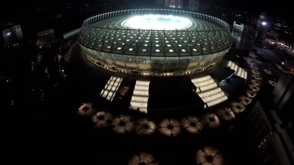 KYIV, UCRANIA - CIRCA JUNIO 2016: Vista aérea del estadio Olimpiyskiy. Gran estadio de fútbol iluminado en megalópolis, estadio deportivo profesional — Vídeo de stock