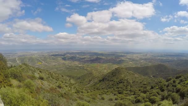 Time-lapse de fantástico paisaje ecológico verde con nubes blancas moviéndose en el cielo azul — Vídeos de Stock