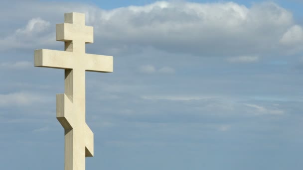 Time-lapse of gray clouds flying over stone cross on grave at the cemetery — Stock Video