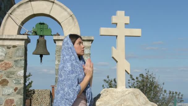 Jeune femme priant avec les mains jointes, suppliant Dieu pour la bénédiction et le pardon — Video