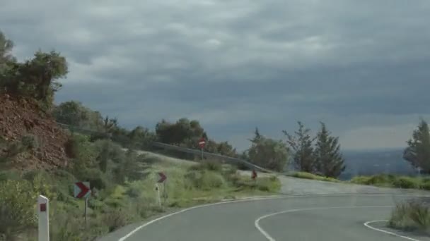 Point de vue du conducteur se déplaçant en voiture sur la route serpentine dangereuse, à grande vitesse 